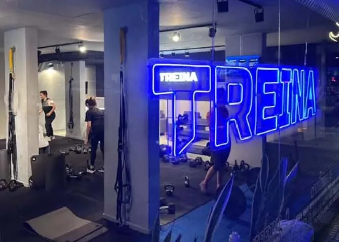 Interior del gimnasio TREINA